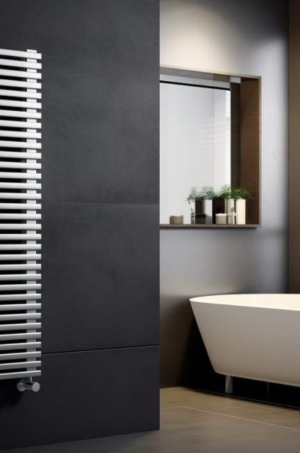 Radiateur mural installé dans une salle de bain moderne.